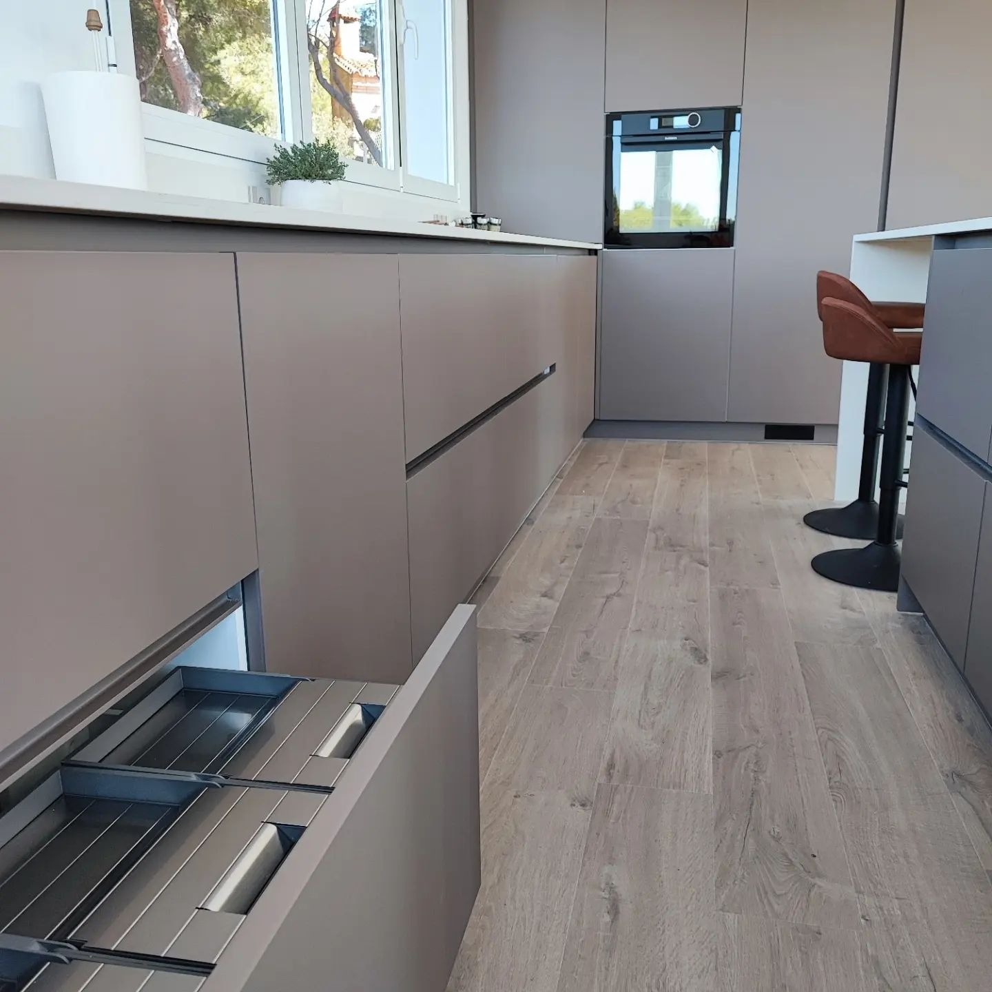 Equipo de especialistas en fontanería y electricidad ejecutando una obra en Valencia