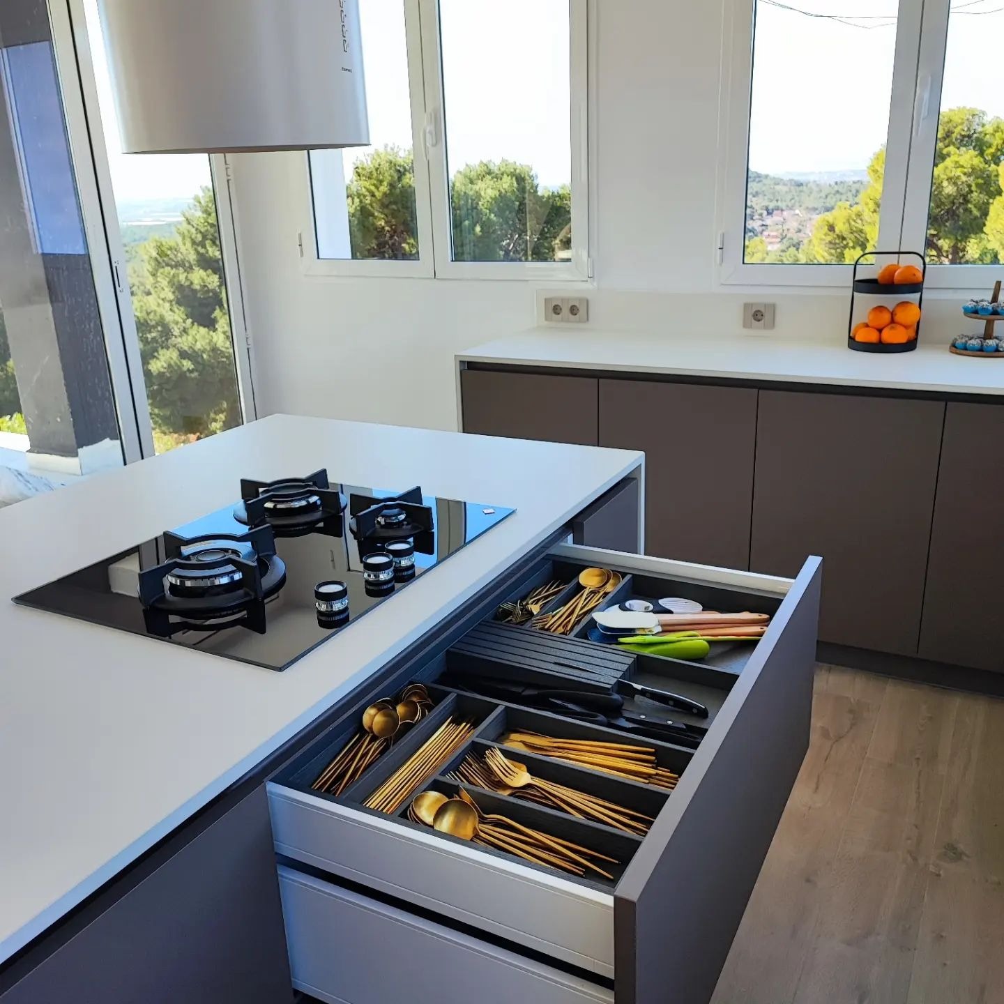 Diseño y reforma de cocina moderna en Valencia con optimización de espacio y luz